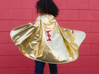 Déguisement pour les enfants, avec une cape de super héros. Parfait pour un anniversaire à thème !