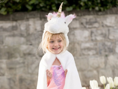Déguisement pour les enfants, avec une cape doudou Licorne. Parfait pour un anniversaire à thème !