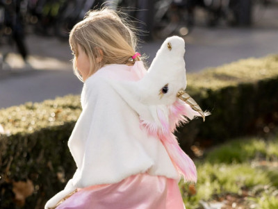 Déguisement pour les enfants, avec une cape doudou Licorne. Parfait pour un anniversaire à thème !