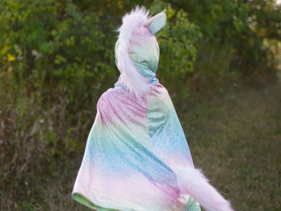 Déguisement pour les enfants, avec une cape réversible Licorne ou Dragon. Parfait pour un anniversaire à thème !