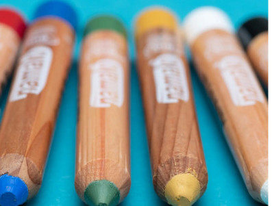Kit de maquillage avec un joli packaging composé de 6 crayons Arc-en-ciel : Jaune, rouge, blanc, bleu, noir et vert