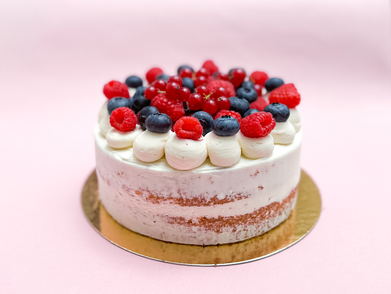 Chocoblanc avec biscuit moelleux à la vanille, ganache montée au chocolat blanc, fruits rouges frais