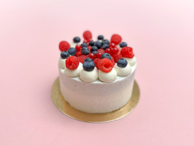 Chocoblanc avec biscuit moelleux à la vanille, ganache montée au chocolat blanc, fruits rouges frais