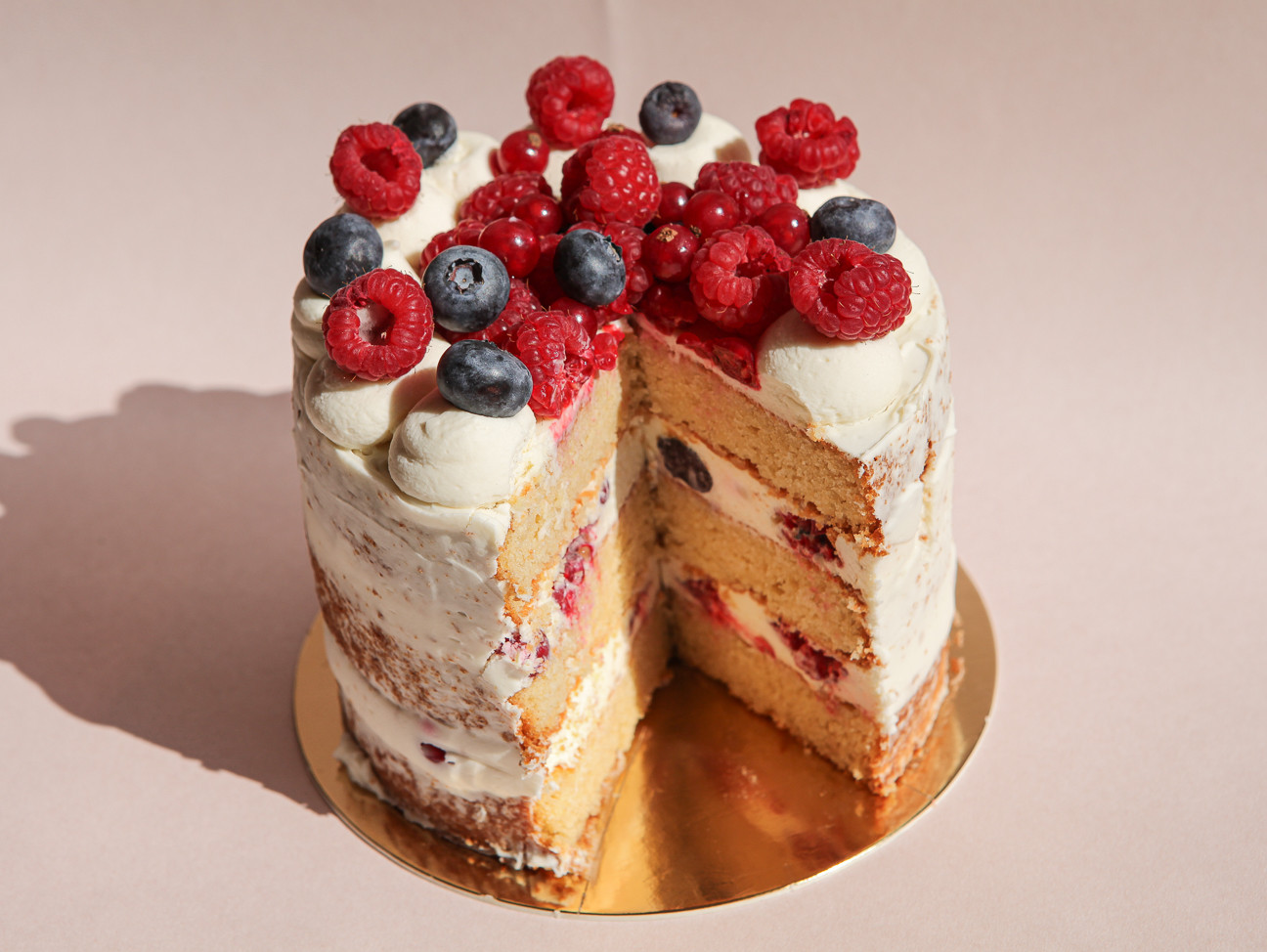 Chocoblanc avec biscuit moelleux à la vanille, ganache montée au chocolat blanc, fruits rouges frais