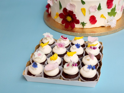 Chez Bogato - Pâtisserie Paris - Plateaux de bouchées sucrées de Mini Cupcakes avec des pétales de fleurs