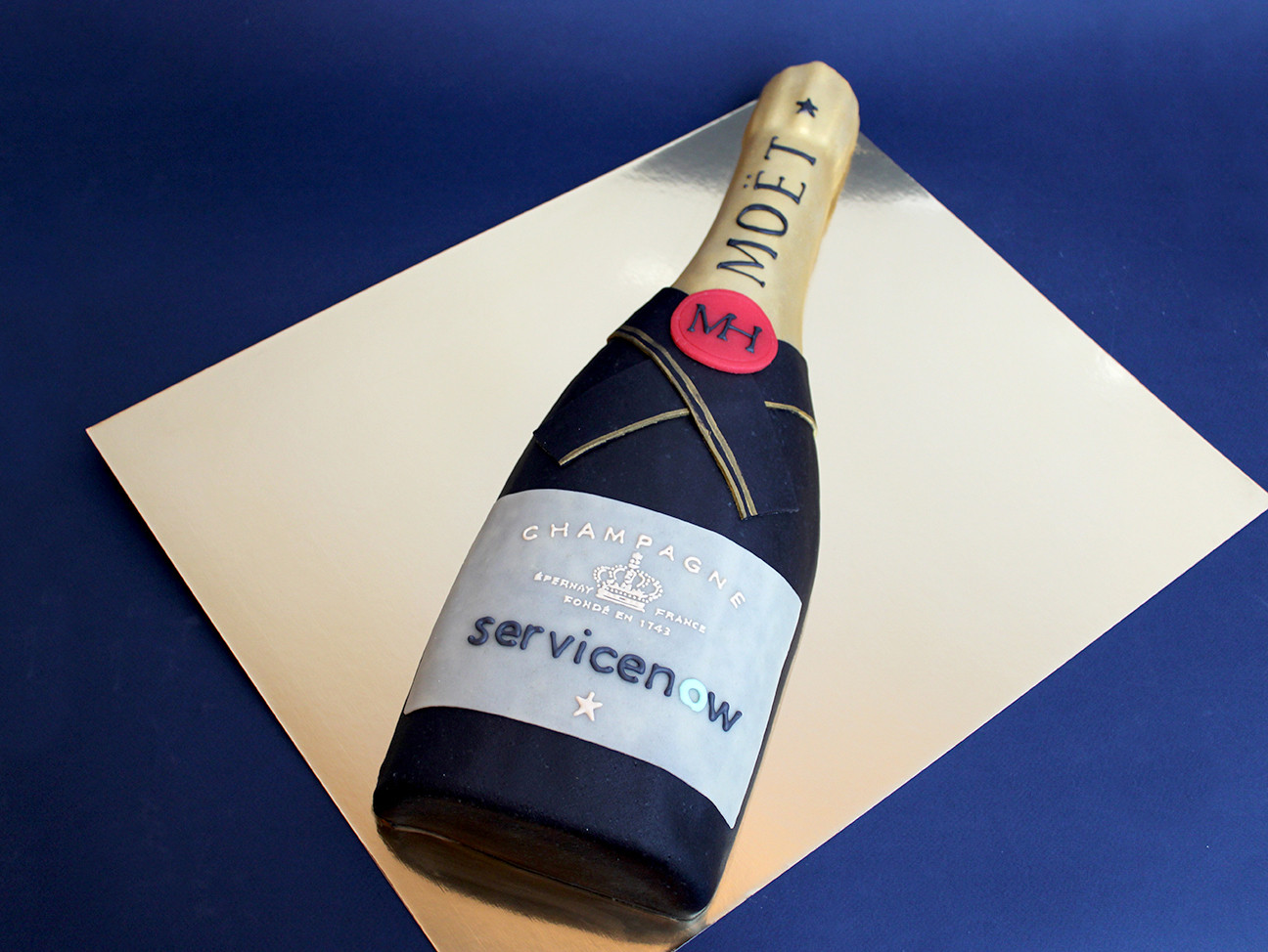 Gâteau d'anniversaire décoré en forme de bouteille de champagne, à personnaliser