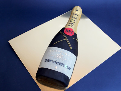 Gâteau d'anniversaire décoré en forme de bouteille de champagne, à personnaliser