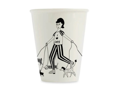 cup porcelaine blanche et noir avec un dessin d'une dame promenant des chats