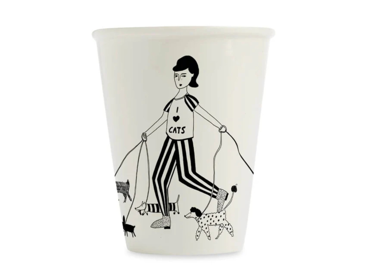 cup porcelaine blanche et noir avec un dessin d'une dame promenant des chats