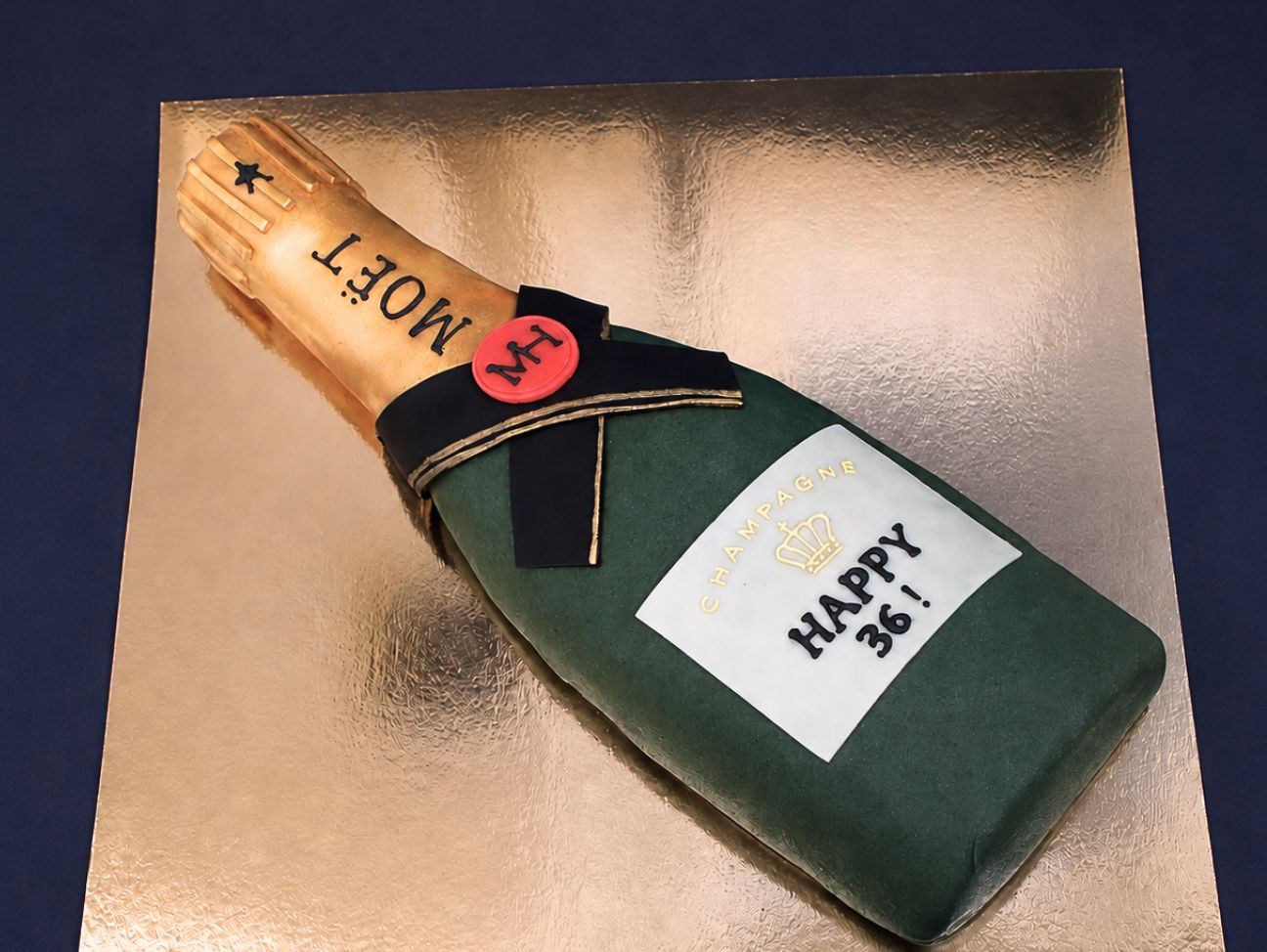 Gâteau d'anniversaire décoré en forme de bouteille de champagne, à personnaliser