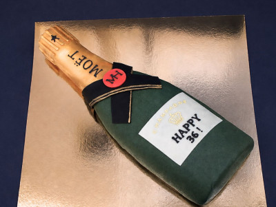 Gâteau d'anniversaire décoré en forme de bouteille de champagne, à personnaliser