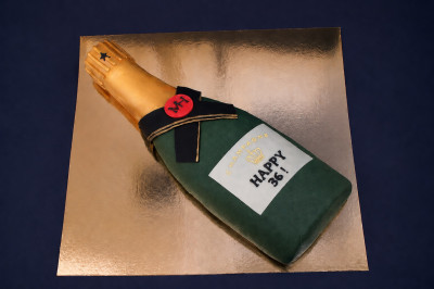 Gâteau d'anniversaire décoré en forme de bouteille de champagne, à personnaliser