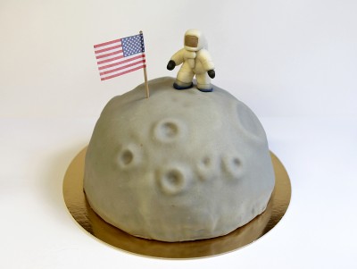 Gâteau Dans la lune, représentant une lune et un cosmonaute astronaute Thomas Pesquet, à la Myrtilles & vanille