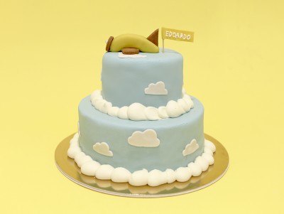 Gâteau pour le premier anniversaire Dans les airs, gâteau tout doux avec un avion, le bleu du ciel et des nuages.