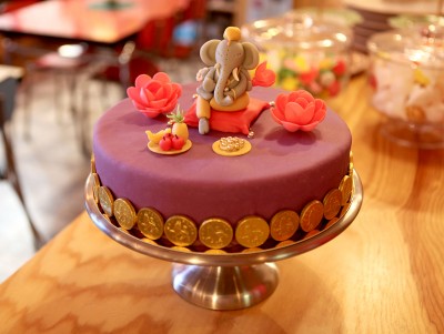 Gâteau d'anniversaire sur le thème de l'Inde, représentant Ganesh. À commander et personnaliser Chez Bogato Pâtisserie Paris.