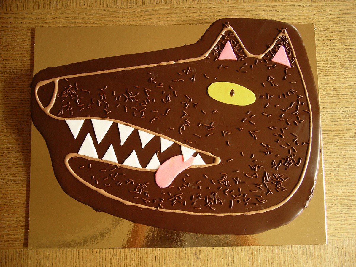 Gâteau au fondant au chocolat ayant la forme d'une tête de loup avec crocs et langue pendante