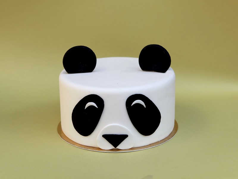 Gateau Panda représentant un panda, banc et noir, avec des oreilles en volume de la pâtisserie Chez Bogato